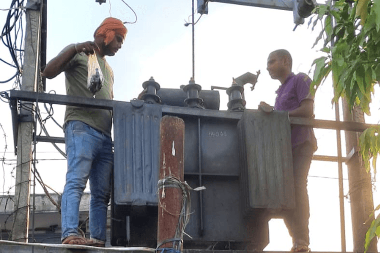 तरैया में एक सप्ताह में दूसरी बार जला ट्रांसफार्मर, व्यवसायियों का फूटा गुस्सा, बिजली विभाग पर लगाया गंभीर आरोप