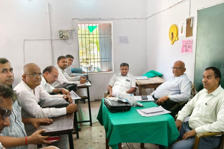 गुरु-गोष्ठी में बीईओ के निर्देश: सप्ताह में तीन दिन मध्य विद्यालयों में पढ़ाएंगे कंप्यूटर, संगीत व शारीरिक शिक्षक