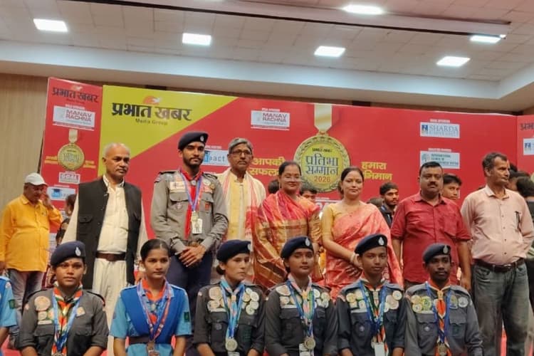 सारण के 700 मेधावी छात्र-छात्राएं सम्मानित, देखें प्रभात खबर के प्रतिभा सम्मान समारोह की तस्वीरें