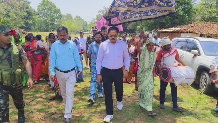 Prabhat Khabar Impact: गुमला DC पहुंचे बुचीडाड़ी, खाट पर मरीज ढोने की लाचारी पर लिया एक्शन
