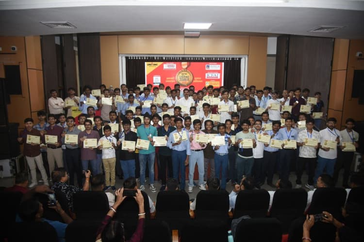 प्रभात खबर प्रतिभा सम्मान: जमशेदपुर के टॉपर्स के बीच पहुंचे प्रशासनिक दिग्गज, DC ने दिया सफलता का मंत्र