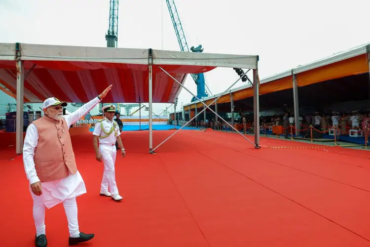 दिल्ली लौटकर भी आवास नहीं गए पीएम मोदी, NEET परीक्षा के लिए एयरपोर्ट पर ही रुके रहे