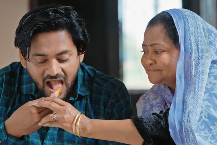 प्रियंका सिंह का नया भोजपुरी गीत 'मां' रिलीज, मां-बेटे के रिश्ते की भावुक कहानी कर देगी आंखें नम