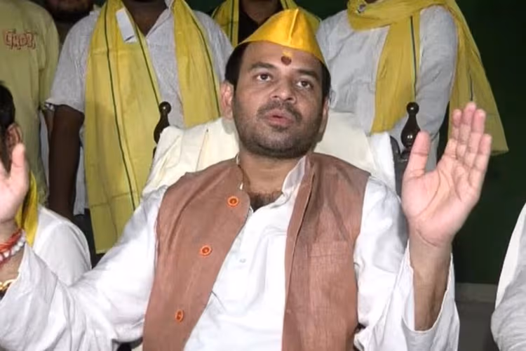 राबड़ी आवास पर सियासी हलचल तेज, तेज प्रताप बोले- जब पूर्व सीएम आवास खाली करेंगे तो राबड़ी देवी भी कर देंगी