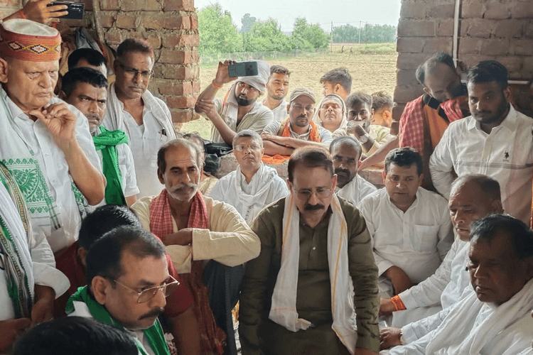 तेजस्वी यादव के निर्देश पर भरत तिवारी के गांव पहुंची RJD की जांच टीम, परिजनों से की मुलाकात, पुलिस पर उठाए सवाल
