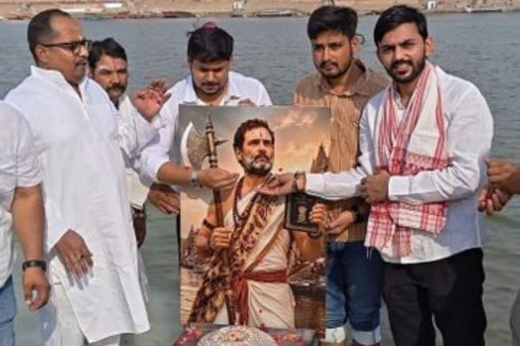 राहुल गांधी को 'भगवान परशुराम' बताकर किया जलाभिषेक, मनोज पांडेय बोले- ये सनातन का अपमान