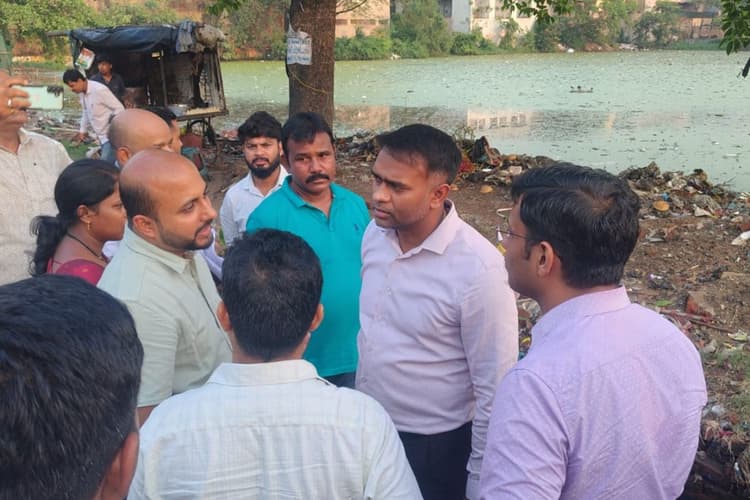 Ramgarh: बस स्टैंड, पार्क, तालाब और स्टेडियम का उपायुक्त ने किया निरीक्षण, दिये कई निर्देश