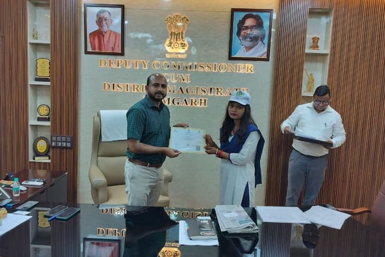 Ramgarh: मुख्यमंत्री सारथी योजना के तहत युवाओं को मिले ऑफर लेटर, प्रमाण-पत्र और टूलकिट