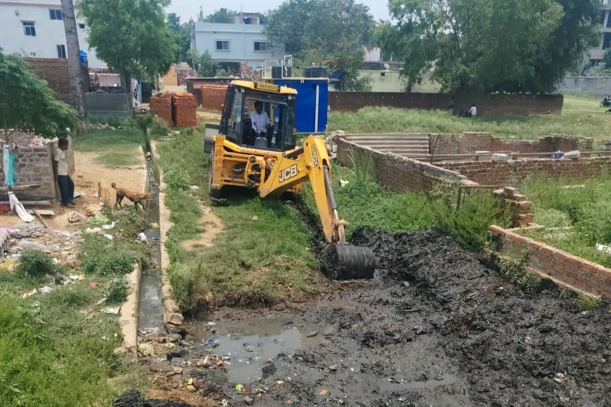 Ranchi: कांके डैम से गाद निकालने के लिए उतारा गया पोकलेन और वीड हार्वेस्टर मशीन