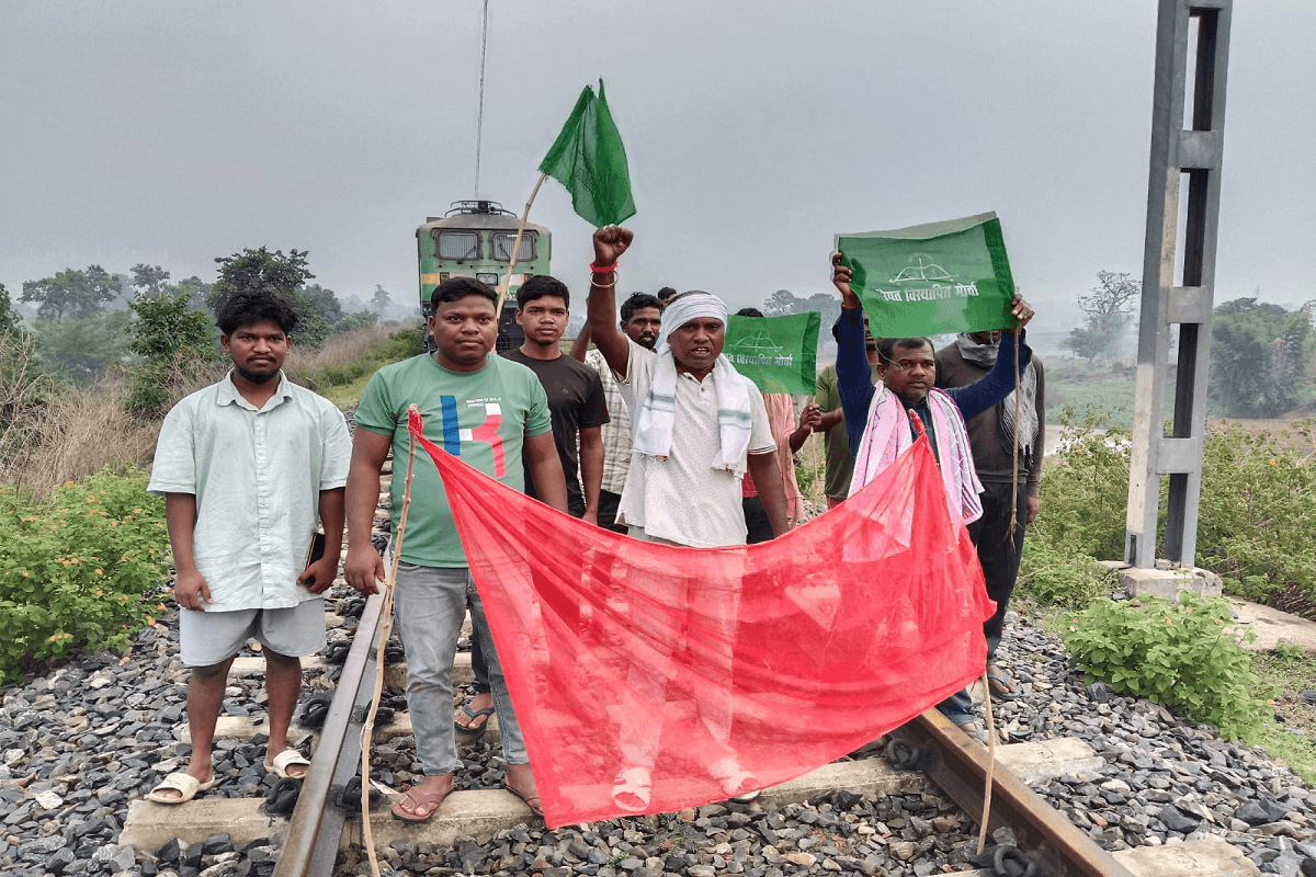 रांची के मैक्लुस्कीगंज में थम गया रेल का पहिया, मुआवजे और नौकरी की मांग पर रैयतों का चक्का जाम