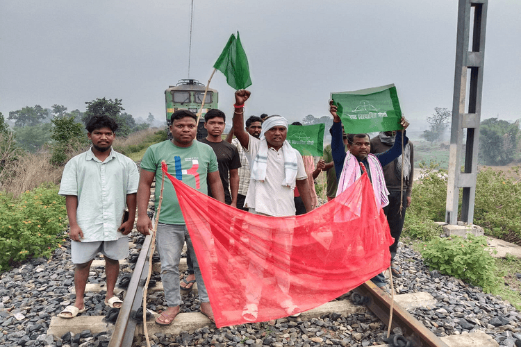 रांची के मैक्लुस्कीगंज में थम गया रेल का पहिया, मुआवजे और नौकरी की मांग पर रैयतों का चक्का जाम