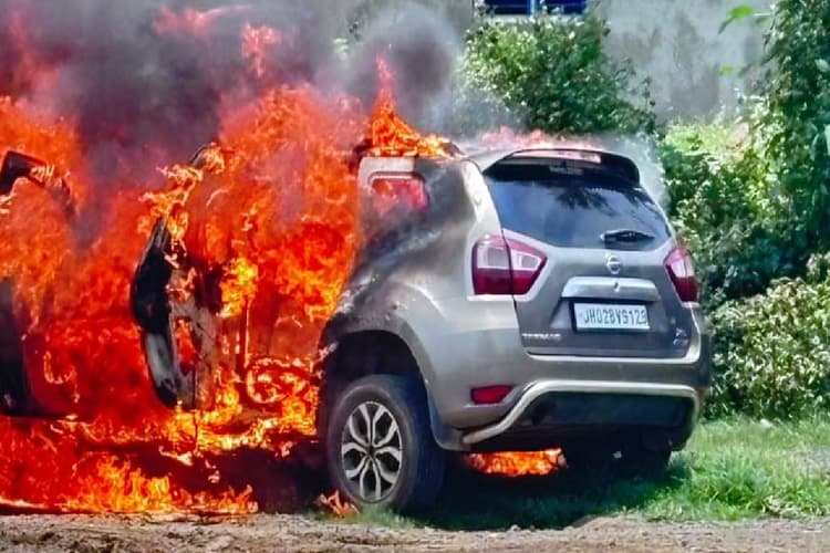 ओरमांझी टोल प्लाजा के पास धू-धूकर जल गई कार, टोलकर्मियों की सूझबूझ से बची सवारियों की जान