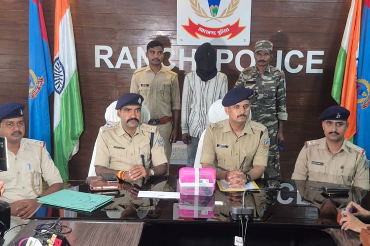 पिठोरिया में हुई फायरिंग में शामिल शोएब अंसारी गिरफ्तार, पिस्टल और बाइक बरामद