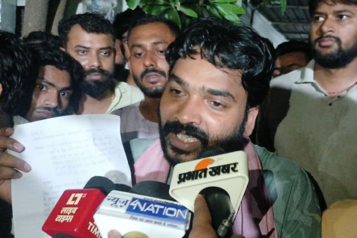 'गोली मार दीजिए लेकिन हम यहीं बैठेंगे', FIR दर्ज नहीं होने पर भयंकर गुस्से में रौशन आनंद, बोले- फैजल खान ने कराई हत्या