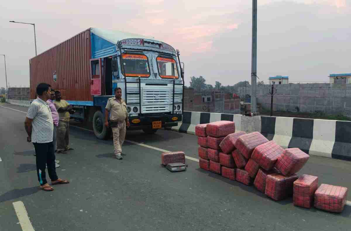 Raxaul Border Smuggling: रक्सौल बॉर्डर पर बड़ी कार्रवाई, ट्रक से 3.5 क्विंटल गांजा बरामद, चालक गिरफ्तार