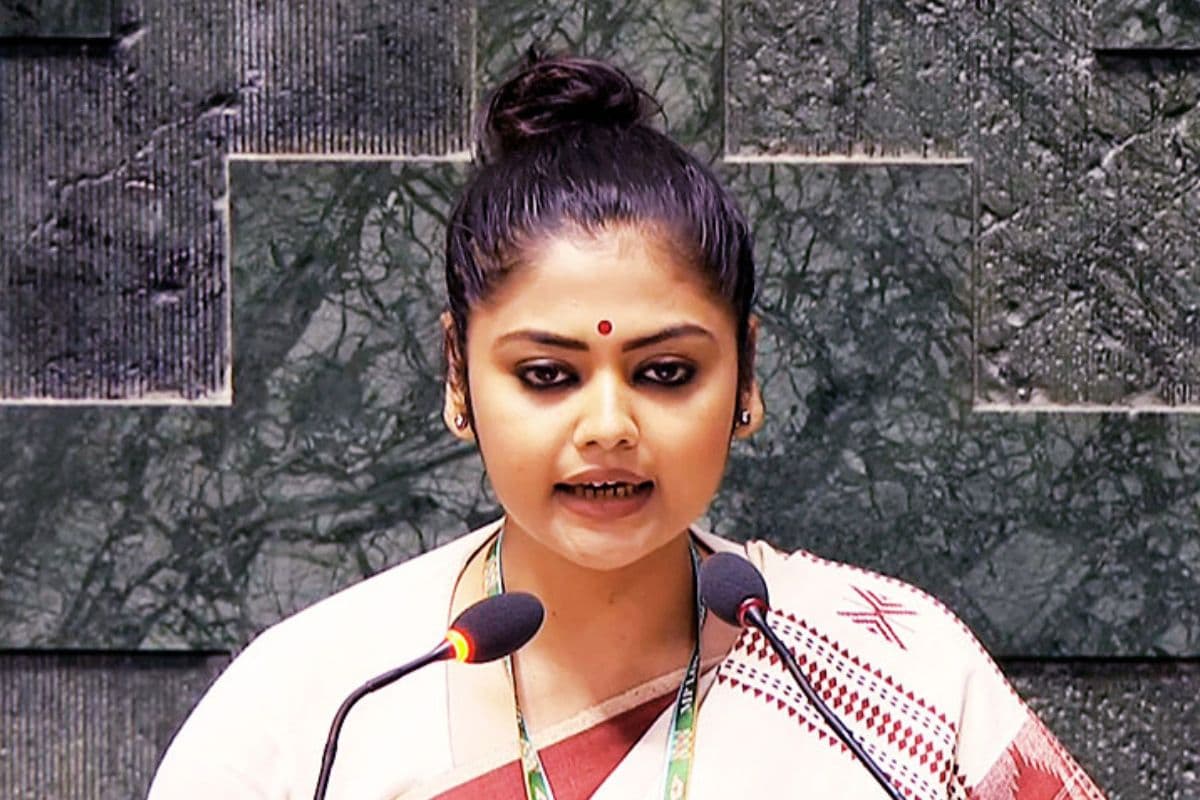 सायोनी घोष ने टीएमसी में मचा दी खलबली, सोशल मीडिया अकाउंट से हटायी ममता-अभिषेक की तस्वीरें
