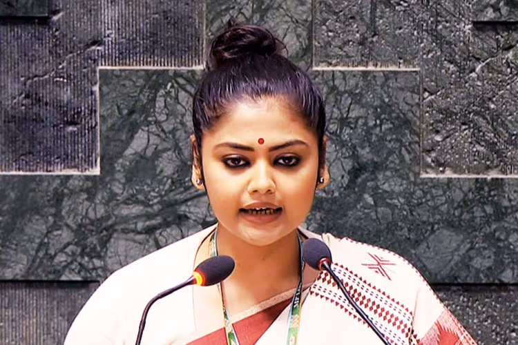 सायोनी घोष ने टीएमसी में मचा दी खलबली, सोशल मीडिया अकाउंट से हटायी ममता-अभिषेक की तस्वीरें