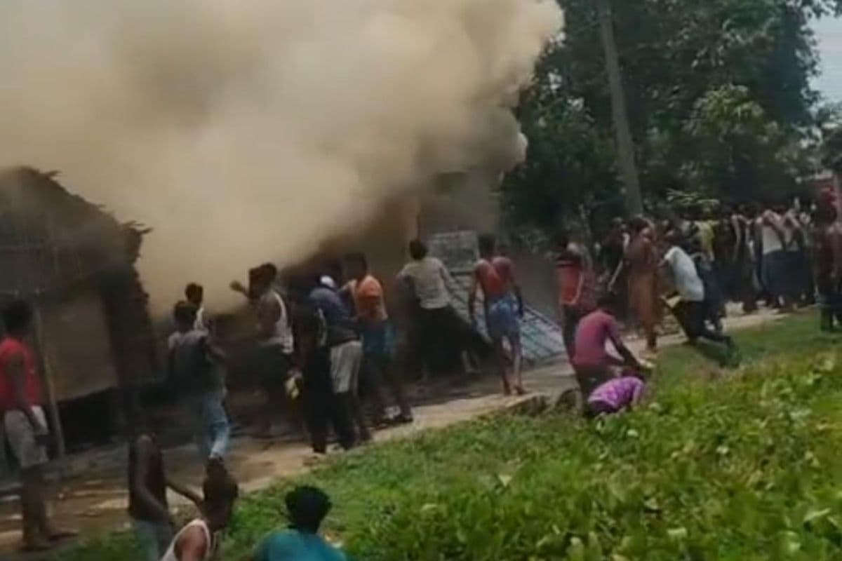 खेत में मकई काट रहे थे लोग, पीछे शॉर्ट सर्किट से लगी आग में 5 घर जलकर राख