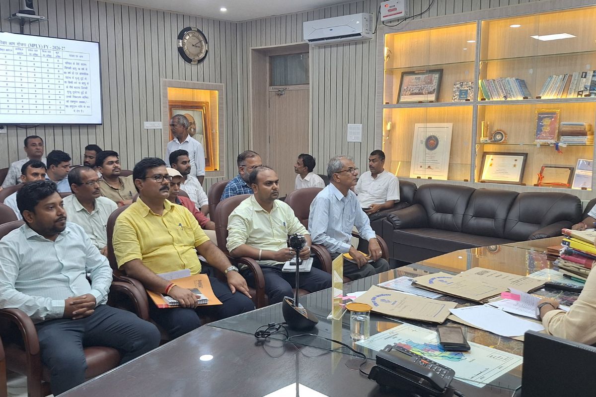 सहरसा में पेंशन से छात्रवृत्ति तक योजनाओं की हुई समीक्षा, डीएम ने अधिकारियों को दिया निर्देश