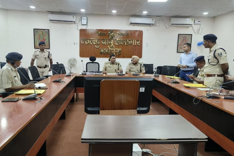 मधेपुरा में लंबित मामलों पर DIG का सख्त रुख, चार पुलिस इंस्पेक्टरों का वेतन रोका