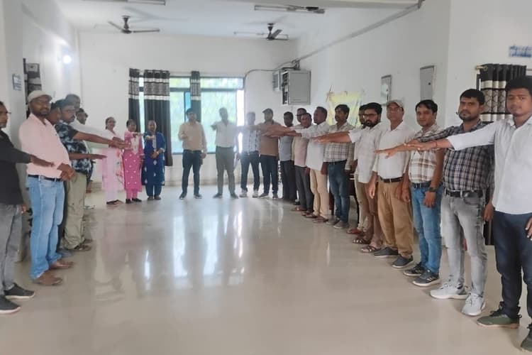 विश्व बाल श्रम निषेध दिवस पर बिजली विभाग के अधिकारियों ने ली शपथ, बोले- हर बच्चे को मिले शिक्षा और सम्मान का अधिकार