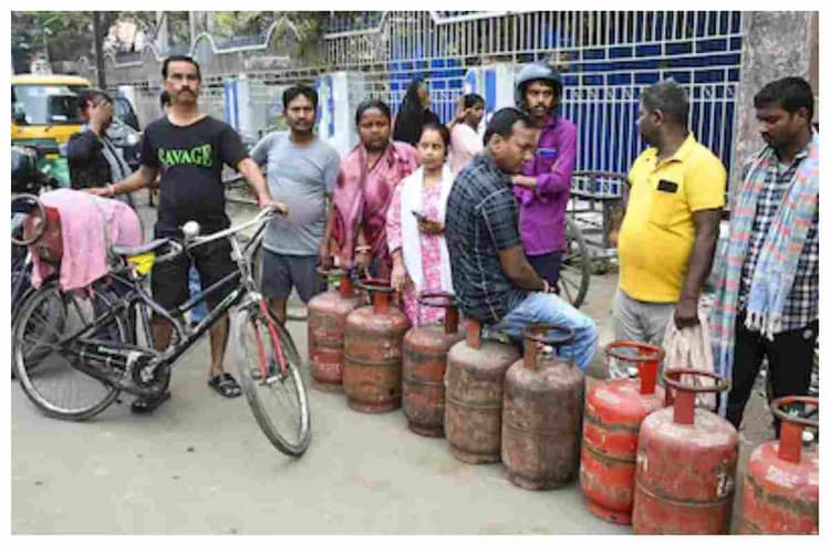 समस्तीपुर: रसोई गैस के लिए लोग जला रहे खून, कड़ी धूप में लाइन से उपभोक्ता परेशान