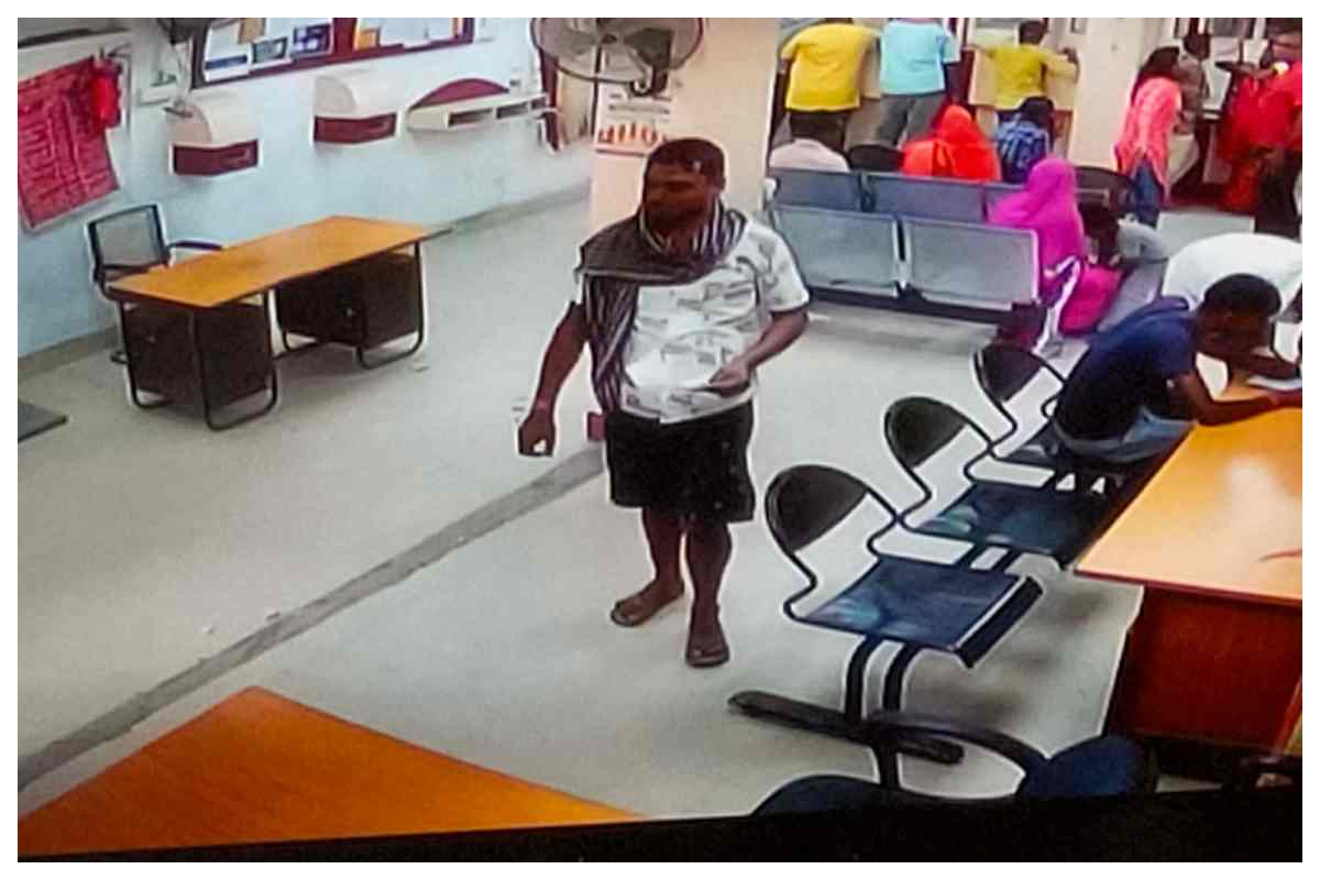 समस्तीपुर: बैंक से लौट रही महिला से 65 हजार की लूट, CCTV में कैद हुए बदमाश