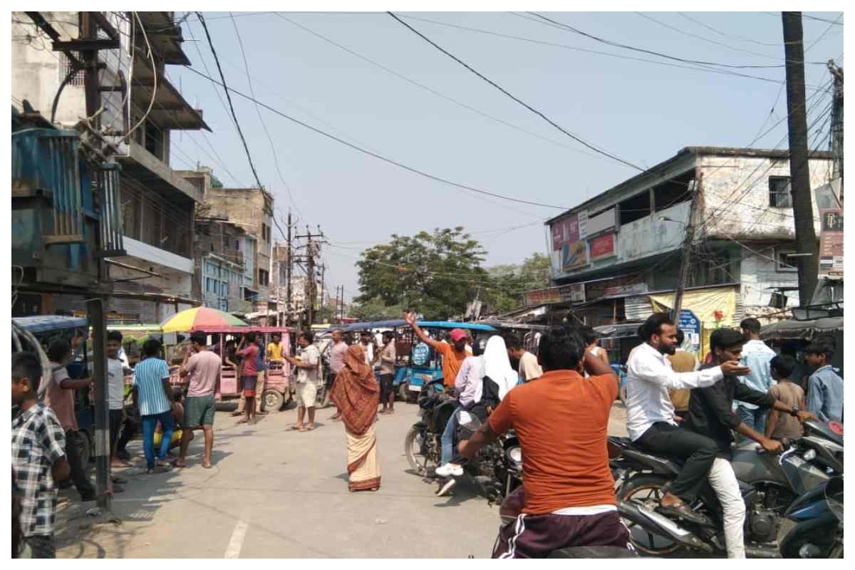 Samastipur News: बिजली विभाग के अधिकारियों ने रात में नहीं उठाया फोन, गुस्से में विस्कोमान चौक पर जनता ने लगाया जाम