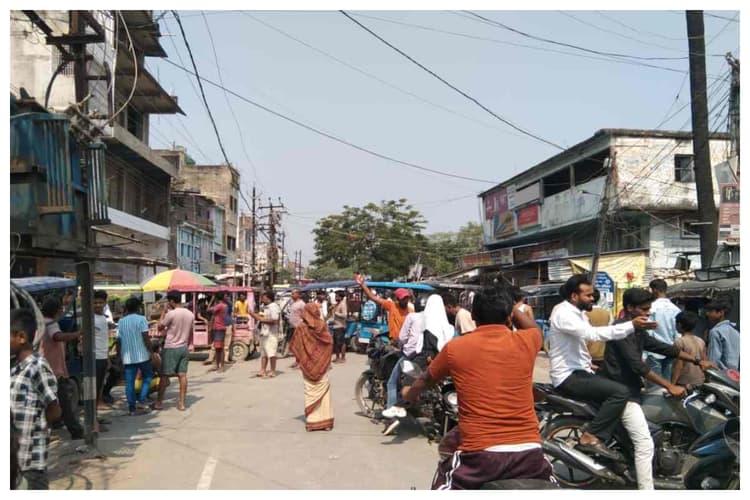 Samastipur News: बिजली विभाग के अधिकारियों ने रात में नहीं उठाया फोन, गुस्से में विस्कोमान चौक पर जनता ने लगाया जाम