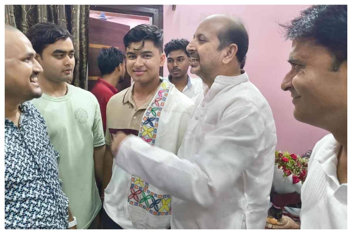 समस्तीपुर: युवाओं के नए आइकन बने वैभव सूर्यवंशी, क्रिकेटर के घर पहुंचे पूर्व विधायक