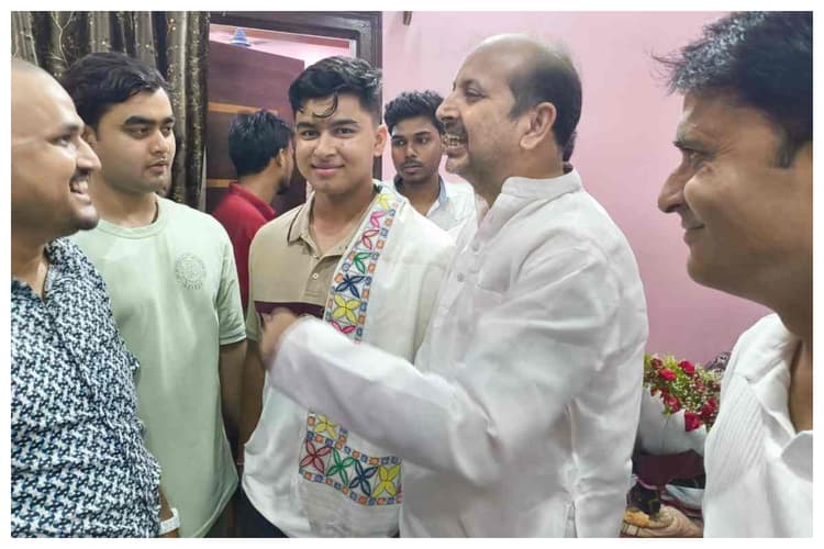 समस्तीपुर: युवाओं के नए आइकन बने वैभव सूर्यवंशी, क्रिकेटर के घर पहुंचे पूर्व विधायक