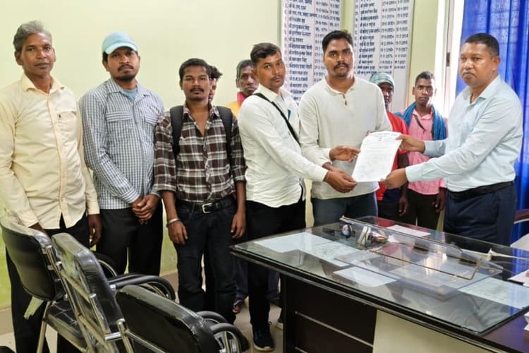 सरायकेला-खरसावां : राशन वितरण में गड़बड़ी की शिकायत, युवा कांग्रेस ने सौंपा ज्ञापन