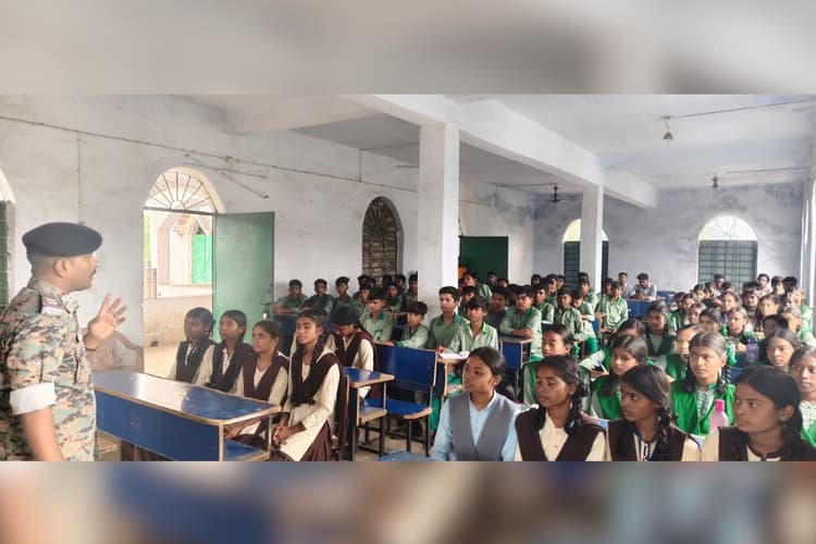 सरायकेला के चौका हाई स्कूल में पुलिस का जागरूकता अभियान, स्टूडेंट्स को बताए गए कानूनी अधिकार