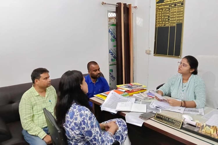 शिवहर: संभावित बाढ़ को लेकर प्रशासन अलर्ट, डीएम के निर्देश पर हुई समीक्षा बैठक