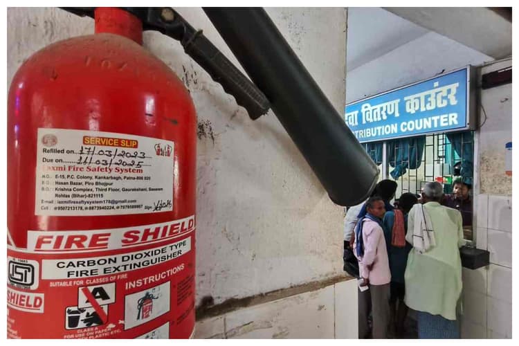 शिवहर: सदर अस्पताल में बड़ा फर्जीवाड़ा, बिना रीफिल किए पुराने फायर सिलेंडरों पर चिपका दिए नए स्टिकर