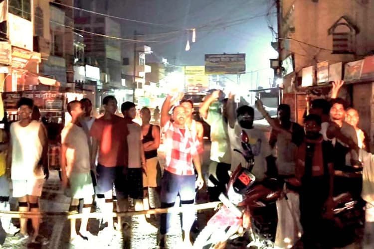 Shivhar Power Protest: भीषण गर्मी में बिजली संकट का कहर, आक्रोशित लोगों ने देर रात मुख्य सड़क किया जाम