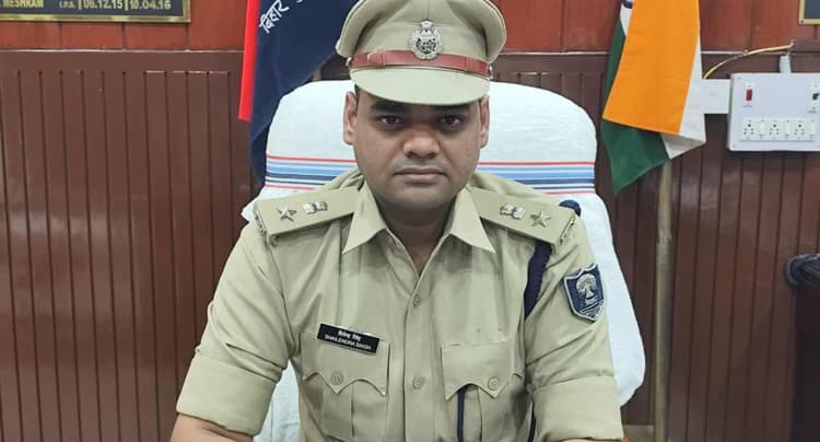 Shivhar SP Meeting: एसपी शैलेन्द्र सिंह ने पदभार ग्रहण कर पुलिस पदाधिकारियों के साथ किया बैठक, दिए कई निर्देश