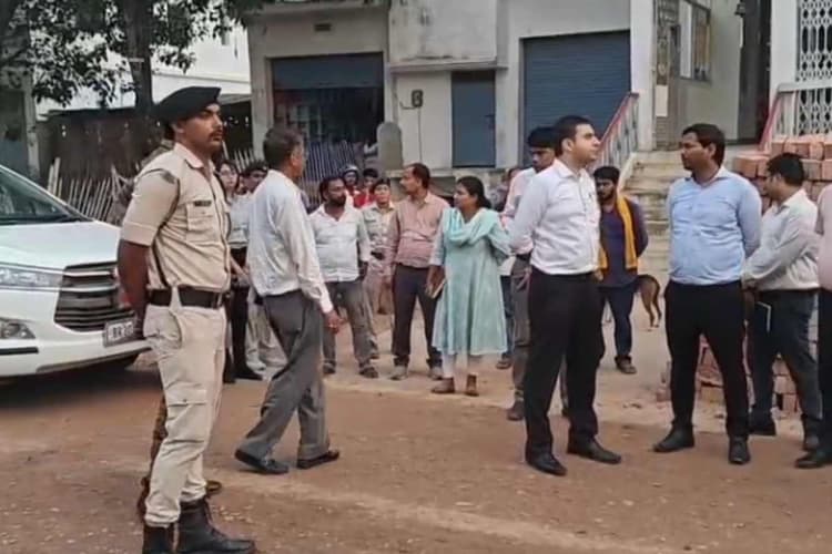 सीतामढ़ी: एक्शन मोड में डीएम रिची पांडे, तपती धूप में फील्ड में उतरकर लिया विकास कार्यों का जायजा