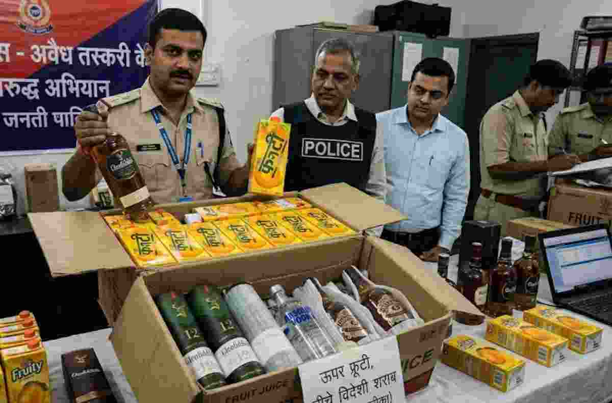 Sitamarhi Liquor Loot: ऊपर फ्रूटी नीचे विदेशी शराब, सामने आया वाइन तस्करी का अनोखा तरीका