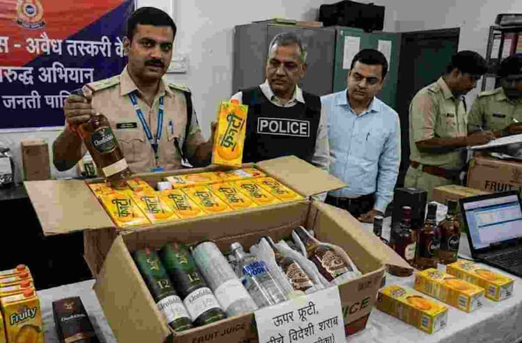 Sitamarhi Liquor Loot: ऊपर फ्रूटी नीचे विदेशी शराब, सामने आया वाइन तस्करी का अनोखा तरीका