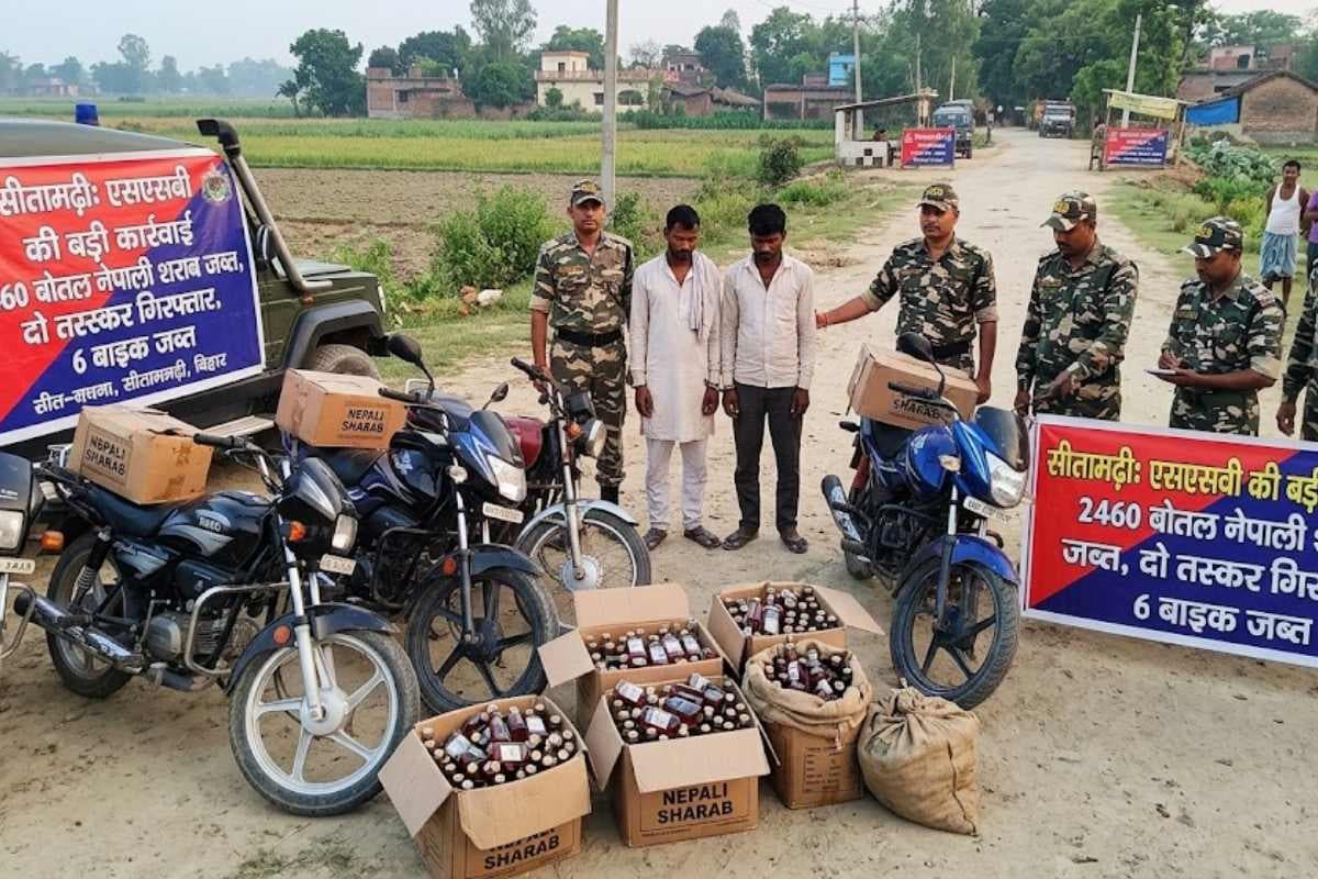 सीतामढ़ी: एसएसबी की बड़ी कार्रवाई, 2460 बोतल नेपाली शराब संग दो तस्कर गिरफ्तार, 6 बाइक जब्त