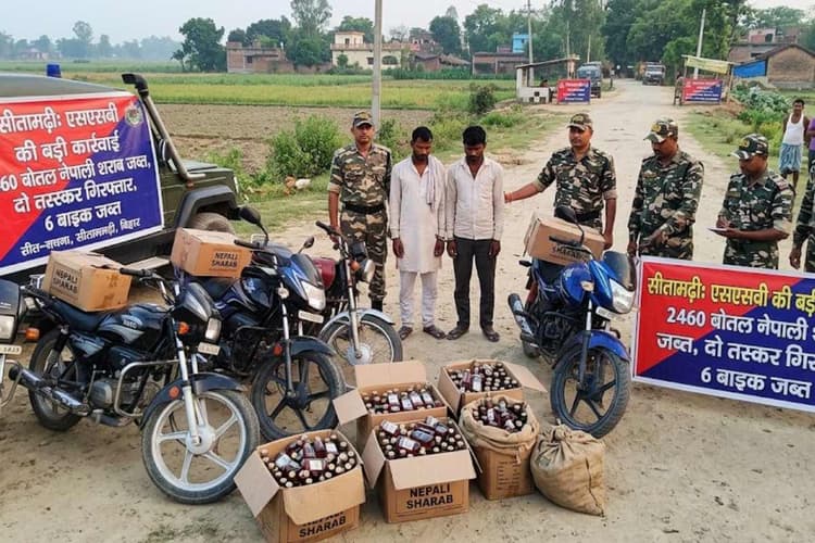 सीतामढ़ी: एसएसबी की बड़ी कार्रवाई, 2460 बोतल नेपाली शराब संग दो तस्कर गिरफ्तार, 6 बाइक जब्त