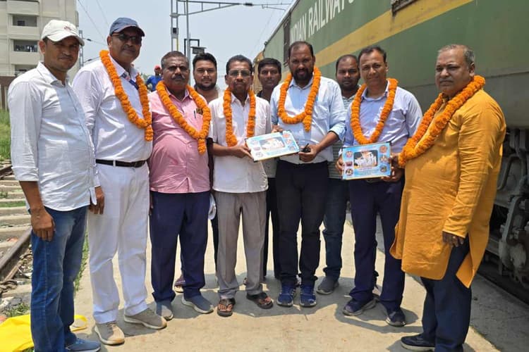 सीतामढ़ी से तिरुपति के लिए पहली नियमित ट्रेन रवाना, यात्रियों और श्रद्धालुओं में खुशी की लहर