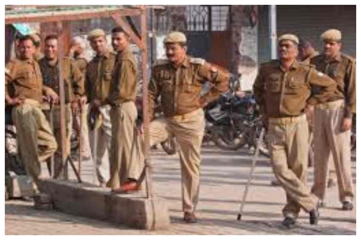 Sitamarhi News: असामाजिक तत्वों की हरकत से श्रद्धालुओं में भारी आक्रोश, मंदिर पहुंच पुलिस ने शुरू की जांच