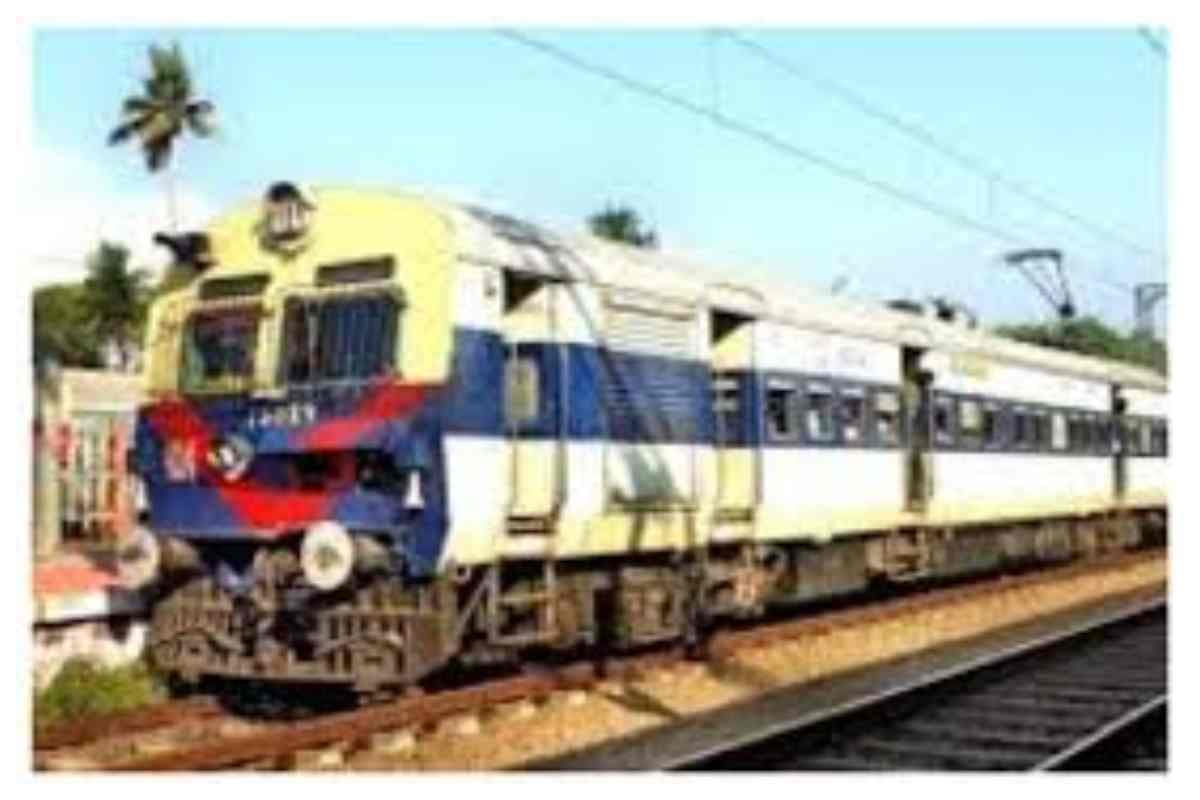 सीतामढ़ी: बाजपट्टी रेलवे स्टेशन पर आधी रात को मना जश्न, पहली बार रुकी एक्सप्रेस ट्रेन