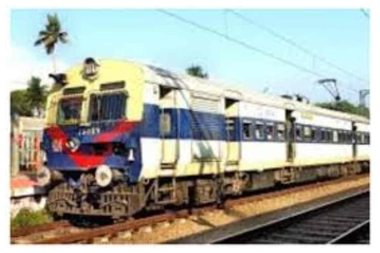 सीतामढ़ी: बाजपट्टी रेलवे स्टेशन पर आधी रात को मना जश्न, पहली बार रुकी एक्सप्रेस ट्रेन