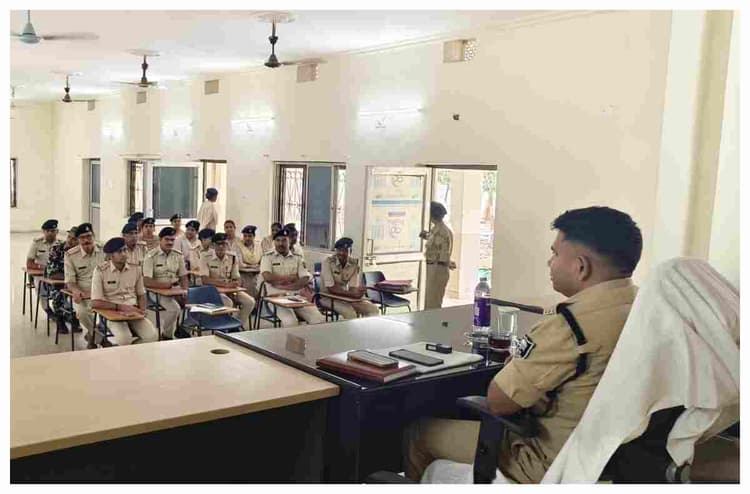 सीतामढ़ी: पुलिस सभा में एसपी ने सुनी लोगों की फरियाद, अधिकारियों को दिए निर्देश