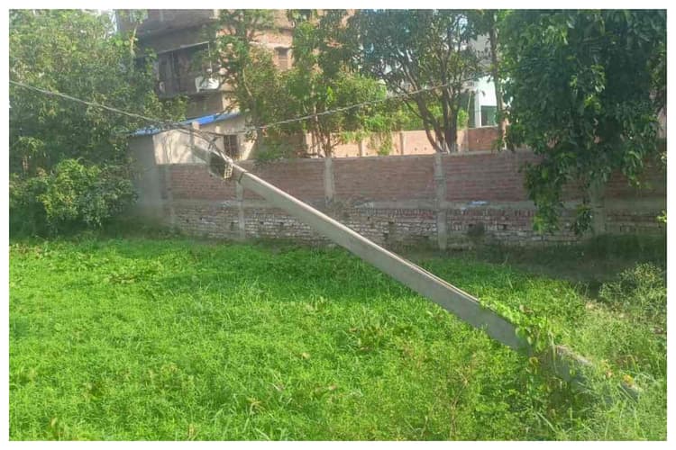 Sitamarhi News: बॉर्डर पर प्रशासनिक सुस्ती, हादसे के इंतजार में बिजली विभाग