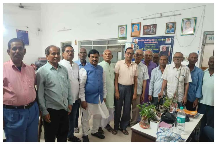 Sitamarhi News: रिटायर्ड रेलकर्मियों का महा-मंथन, नए रेलवे भवन में पेंशनर्स हॉल देने की उठी पुरजोर मांग