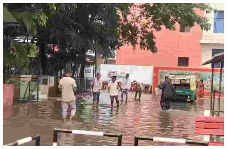 सीतामढ़ी: बारिश ने खोली सदर अस्पताल की पोल, हॉस्पिटल कैंपस बना झील
